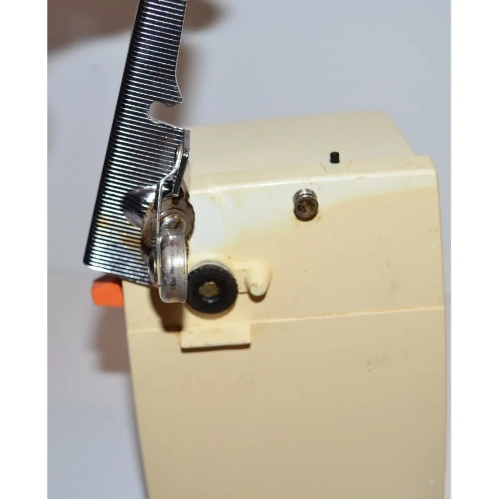 Vtg Black & Decker Tall Electric Can Opener Counter Top EC32D Used